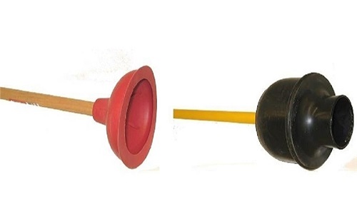 D&ugrave;ng c&acirc;y thụt để th&ocirc;ng bồn cầu nghẹt