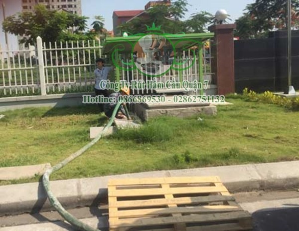 Hầm cầu bị đầy sẽ g&acirc;y ra ảnh hưởng đến m&ocirc;i trường xung quanh