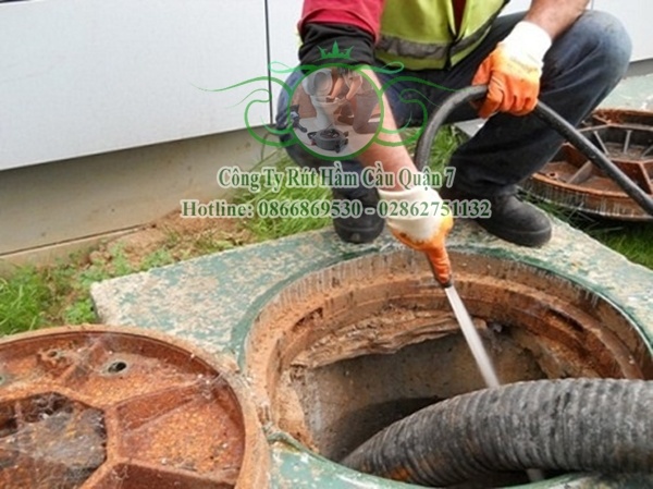 Bồn cầu bị nghẹt do bỏ qu&aacute; nhiều giấy vệ sinh