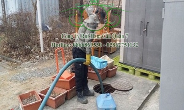 Do vật thể rắn nghẹt trong bồn cầu